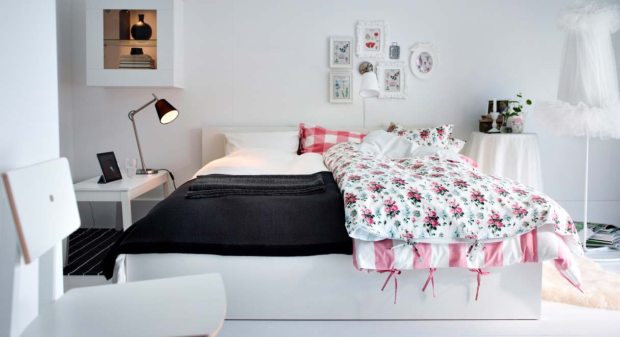 Pink white bedroom design