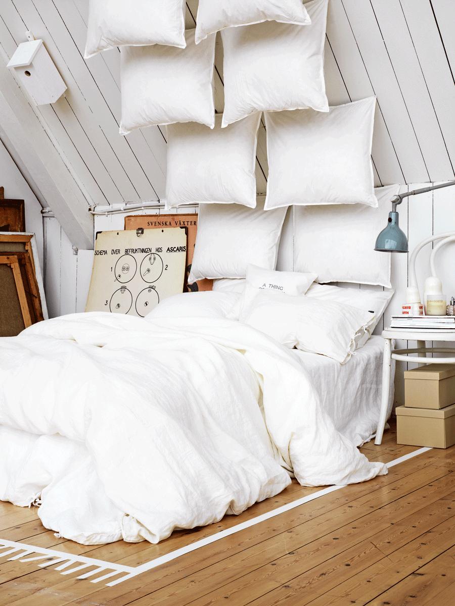 classic romantic white bedroom decoration