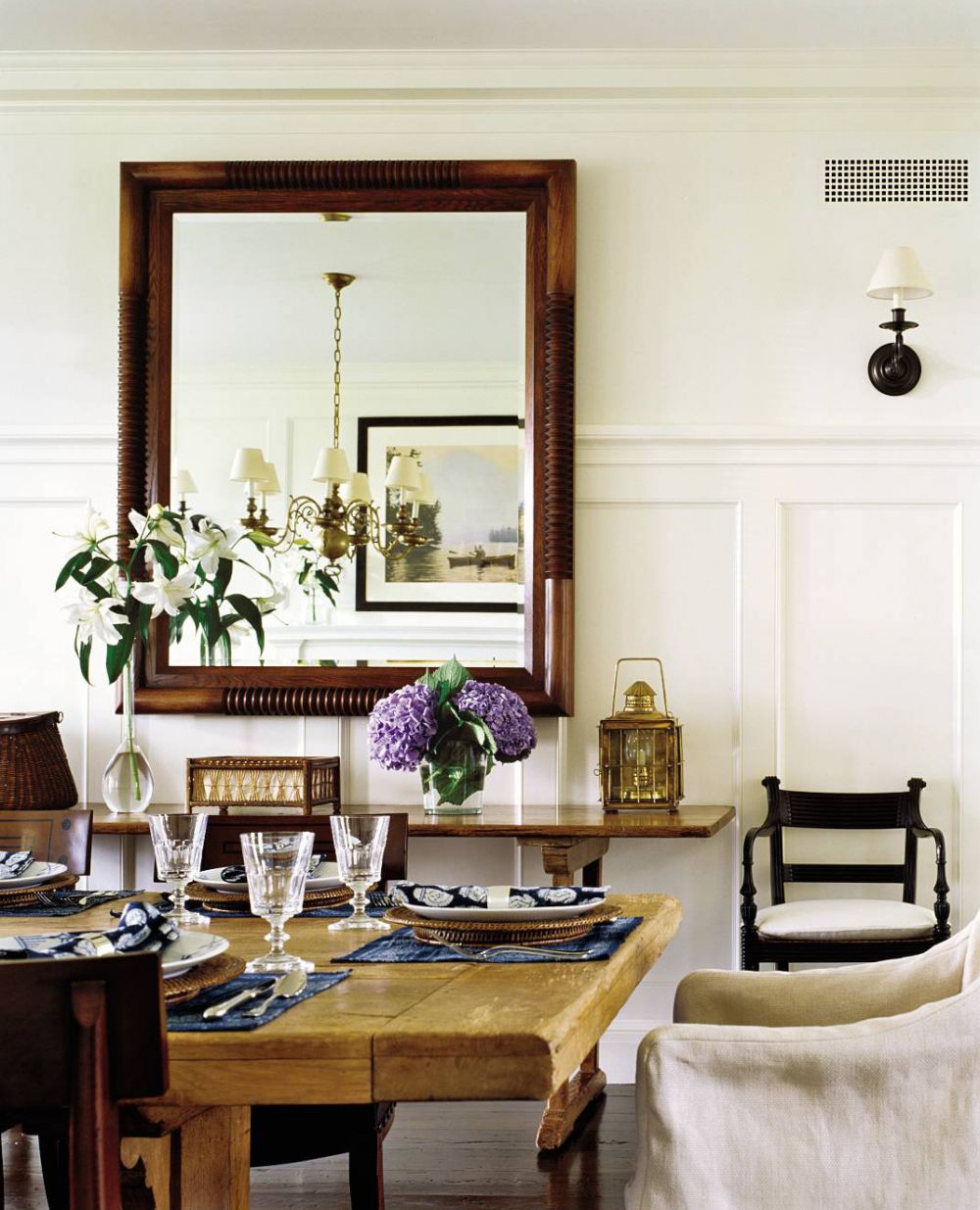A casual Nantucket dining room reflects the owners style of entertaining