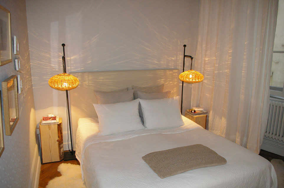 Whit Bed With Beautiful Lamp