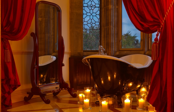 Red Romantic bathroom