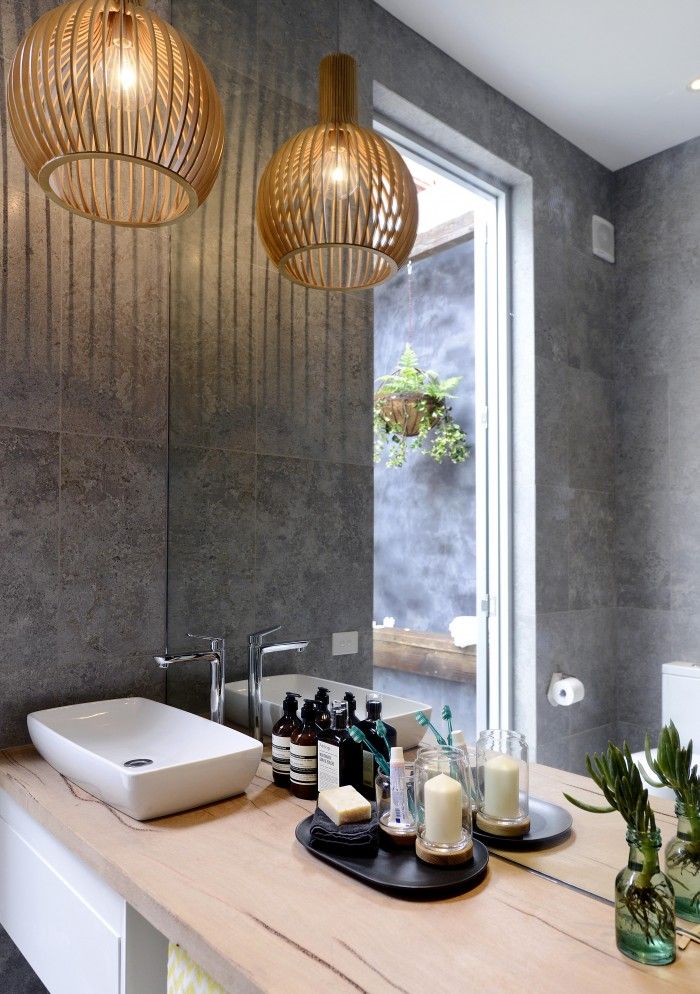 21 Ideas To Decorate Lamps & Chandelier In Bathroom