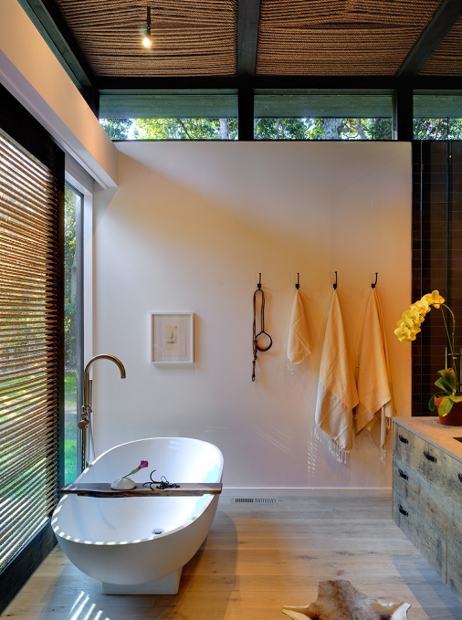 Romantic Bathroom Design in Robins Way Residence