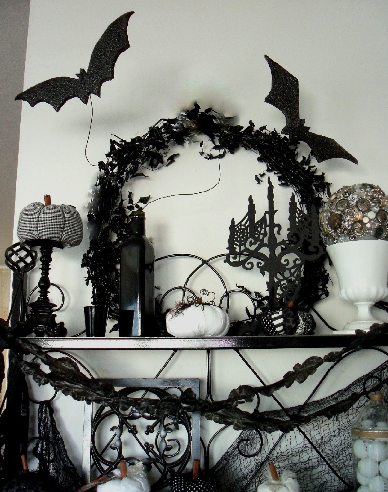 classic black and white Halloween decoration bedroom theme