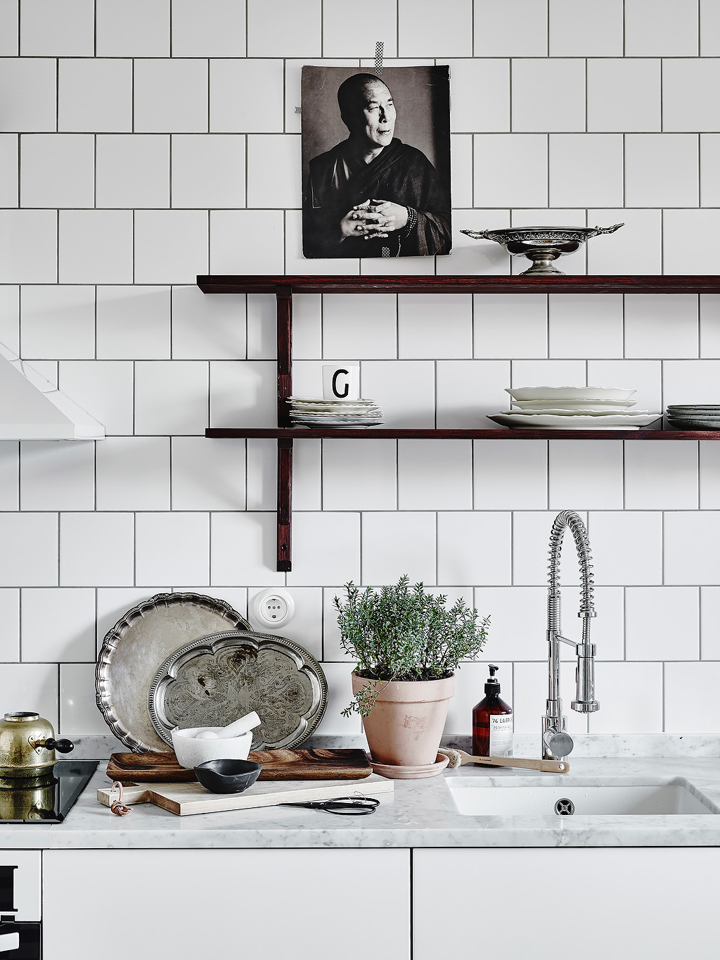 scandinavian kitchen shelves