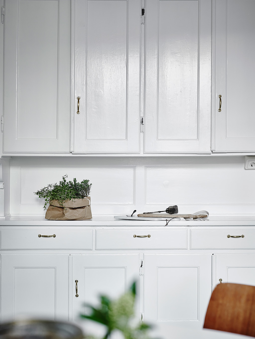 white paint kitchen cabinets and drawers