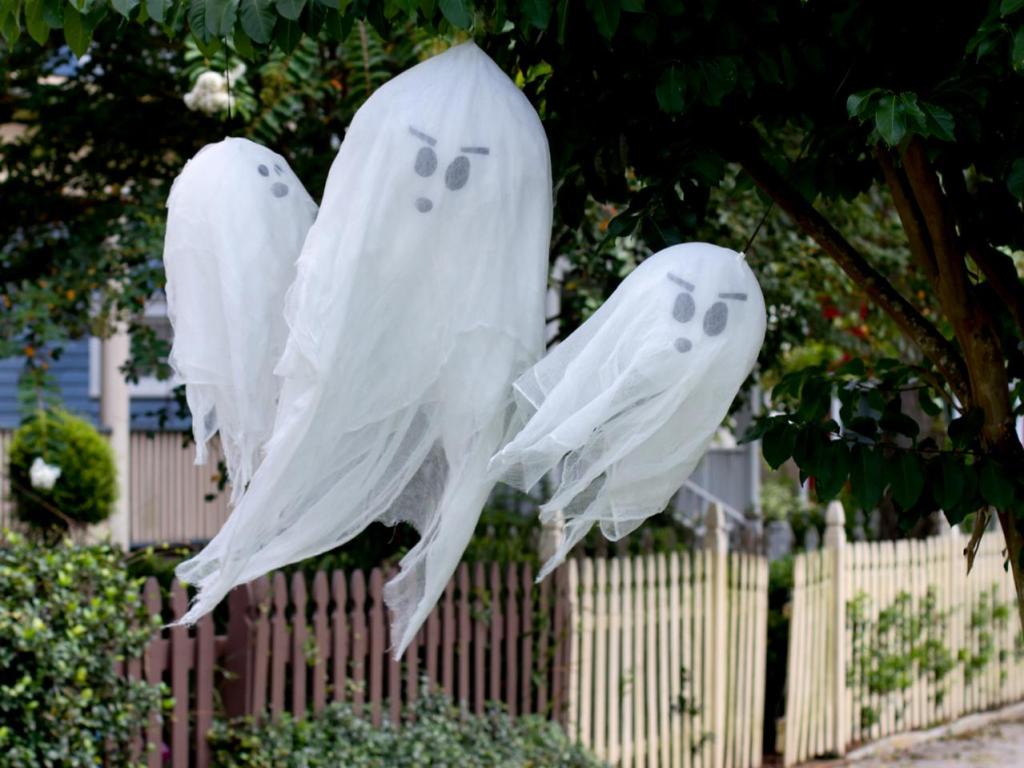 Halloween ghosts on tree