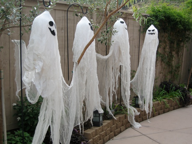 diy outdoor halloween cheese cloth ghosts