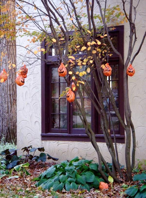 outdoor halloween tree decoration ideas pumpkins garden