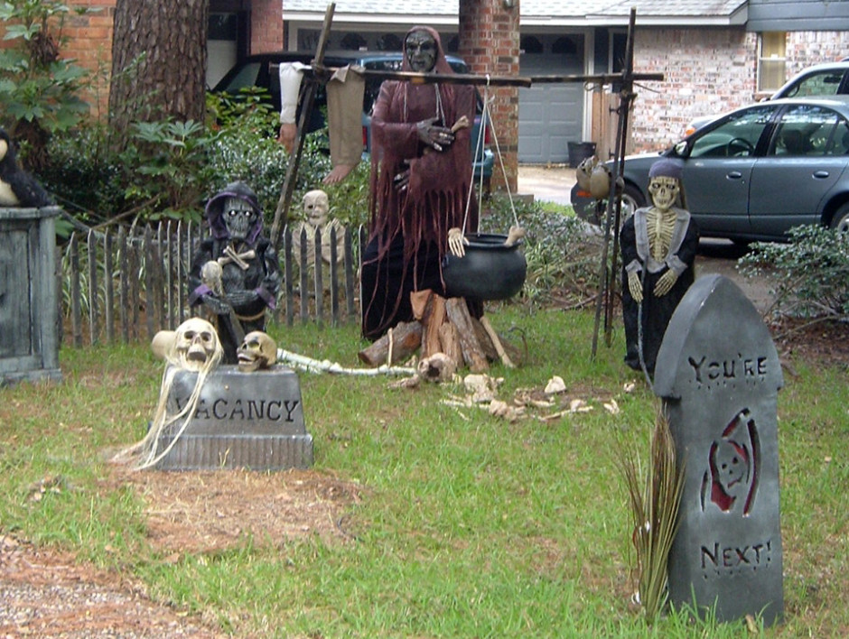 scary halloween decorations outdoor