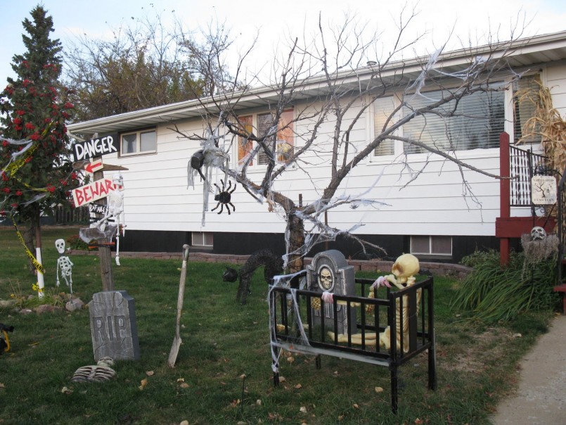 scary spider web tree outdoor halloween decorations