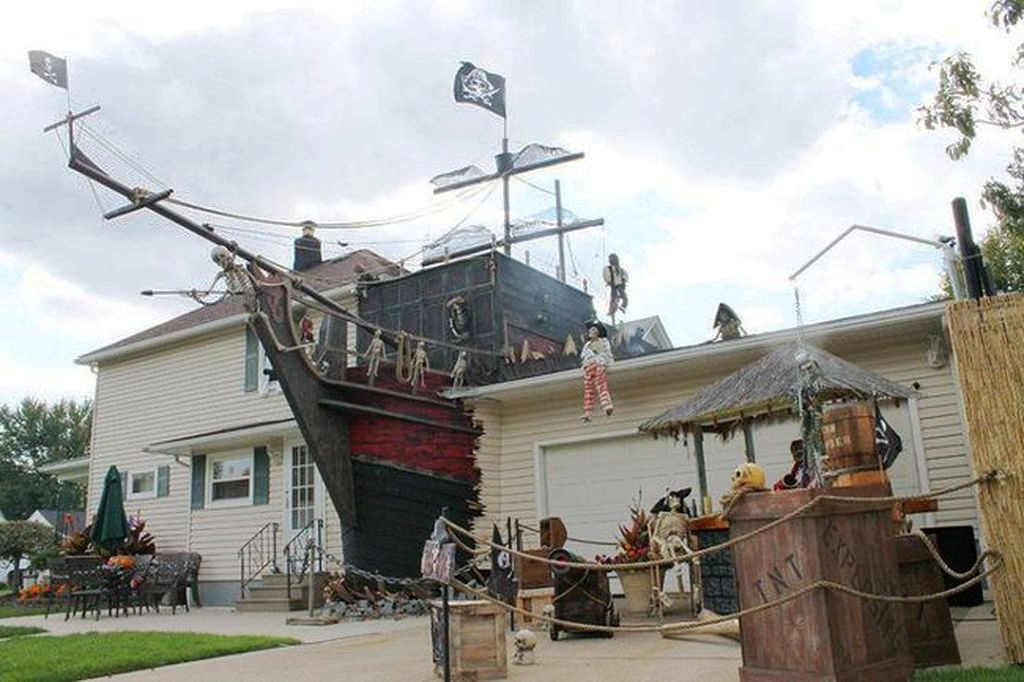 Pirate decorated houses for halloween