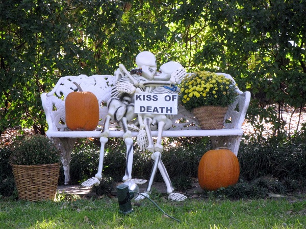 halloween wedding decorations skeletons kiss of death