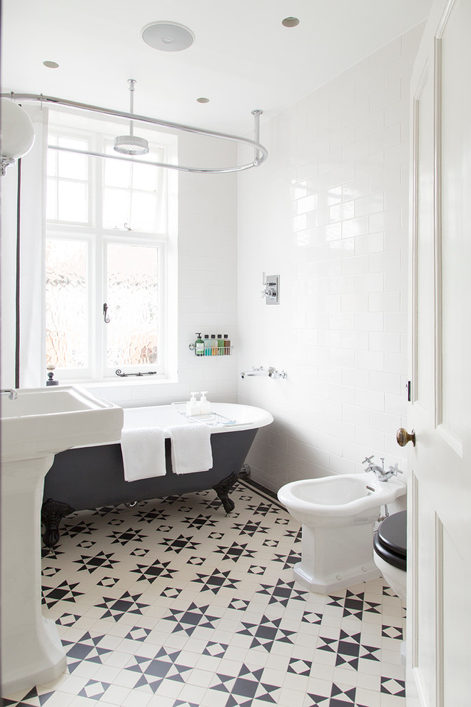 Black and White Bathroom Tiles Design