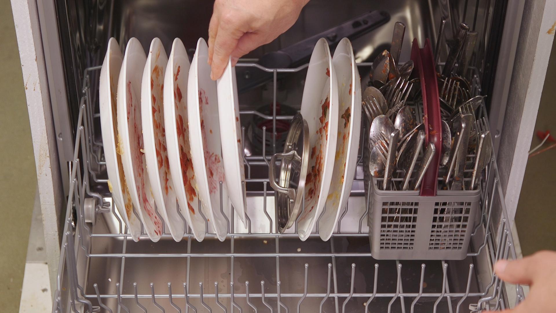 Washing kitchen knives in the dishwasher