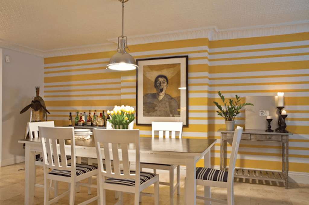 We adore stripes, particularly on the walls