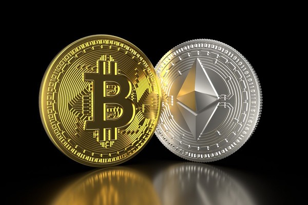 Examine the price differences between Bitcoin and Ethereum