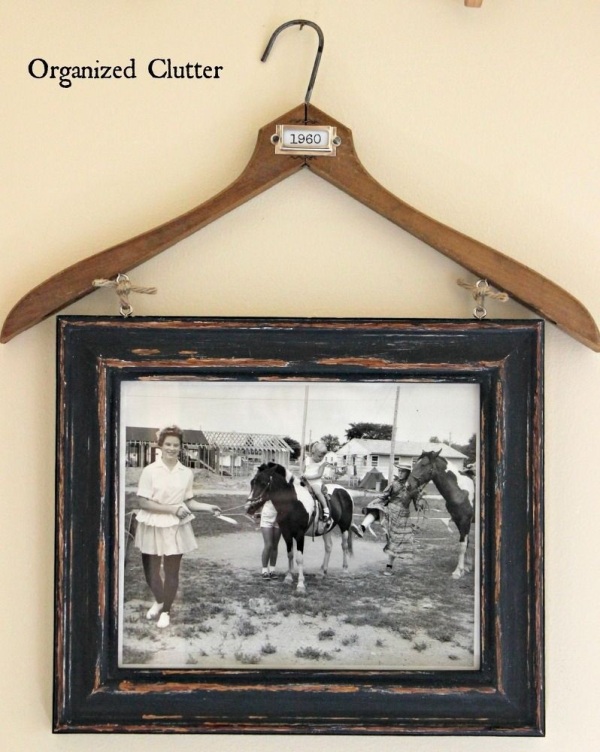 A picture hanger