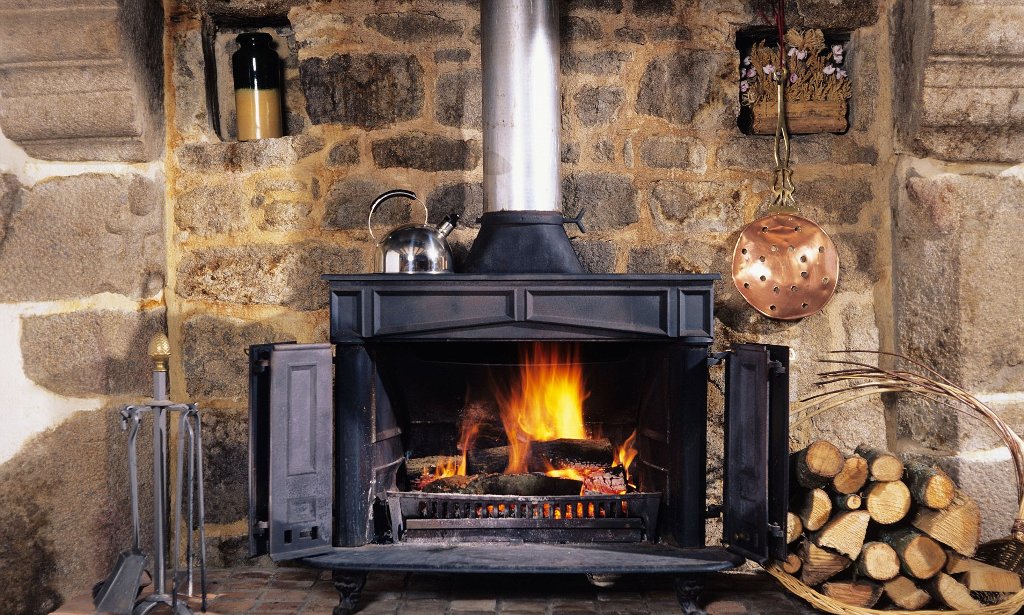 AA34X8 Traditional style wood burning stove France