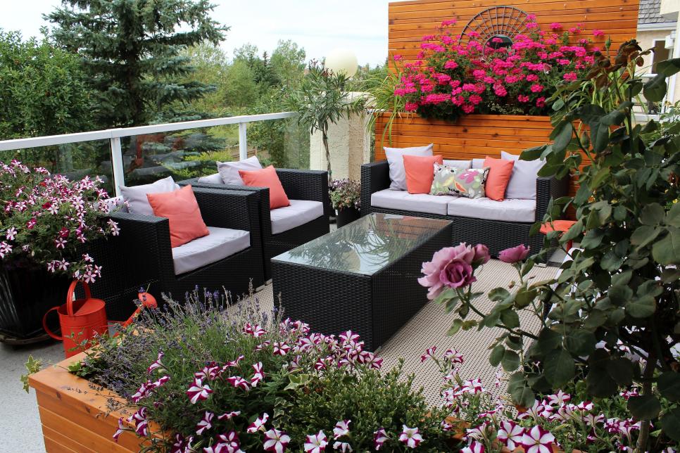 Decorate your terrace with flower boxes2