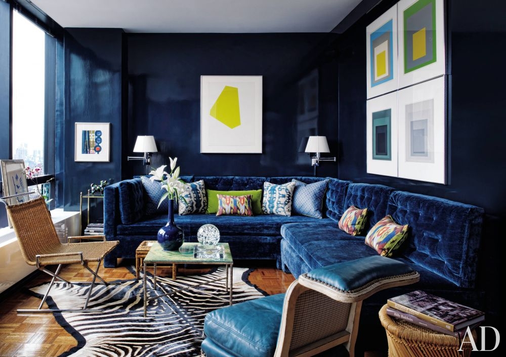 Decorate Home With Blue Velvet Sofa, What Colour Walls With Dark Blue Sofa