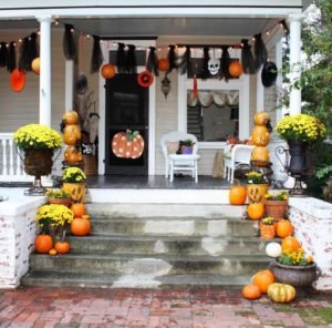 Cute Halloween Front Porch Decorations to Greet Your Guests