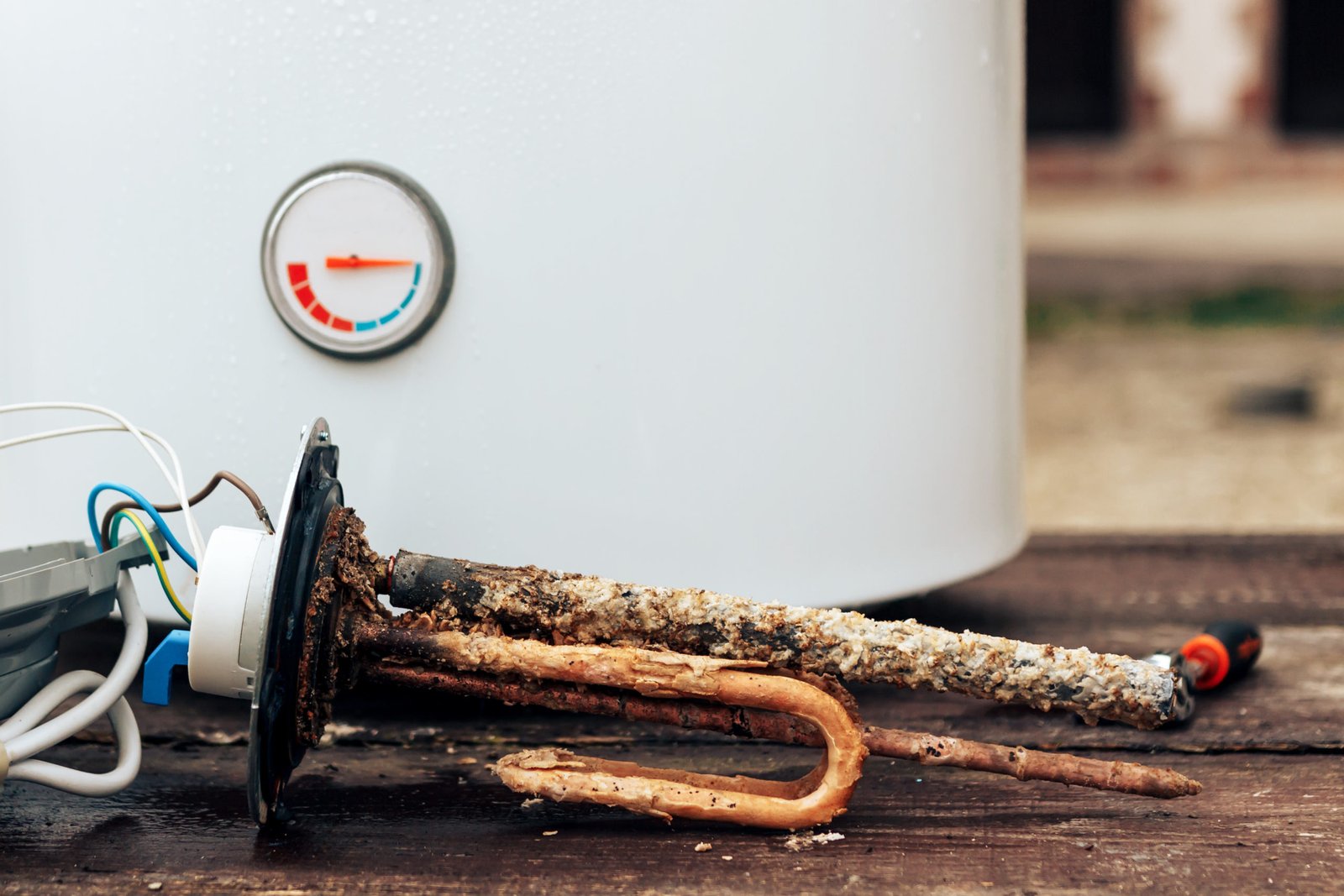 elemen pemanas, karat dan skala pada latar belakang boiler, tergeletak di atas meja kayu